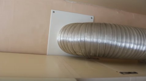 Крепим гофру к вытяжной шахте
