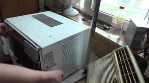 Чистим оконный блок