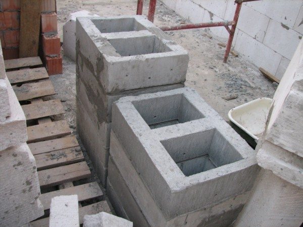 Готовые бетонные блоки с встроенным вентиляционным каналом.