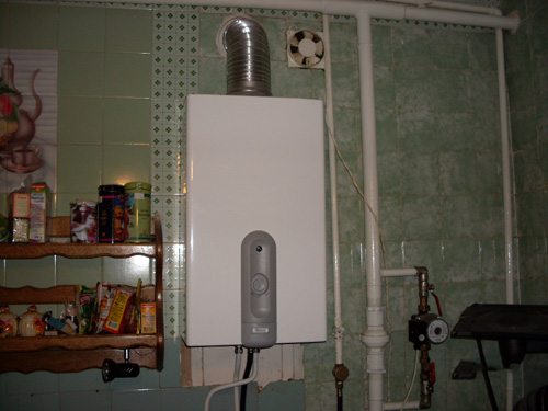 Исходя из фотографии видно, что отвод продуктов горения идет через одну шахту, в то время, как вентилирование помещения осуществляется через другой канал Исходя из фотографии видно, что отвод продуктов горения идет через одну шахту, в то время, как вентилирование помещения осуществляется через другой канал