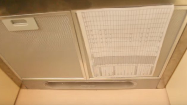 Проверяем работоспособность вытяжки с помощью листа бумаги
