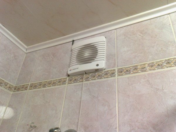 Любительское фото готовой вентиляционной системы с установленными приборами принудительного перемещения воздушных масс