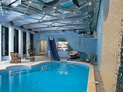 На фото можно увидеть воздуховоды, расположенные над водой под потолком.