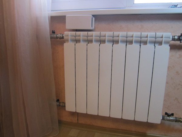 На фото – приточный клапан под подоконником На фото – приточный клапан под подоконником