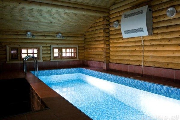 Настенный осушитель воздуха в частном бассейне.