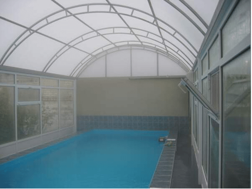 При слабой аэрации в помещении сразу наблюдается туман – это пары, поднимающиеся с поверхности воды.