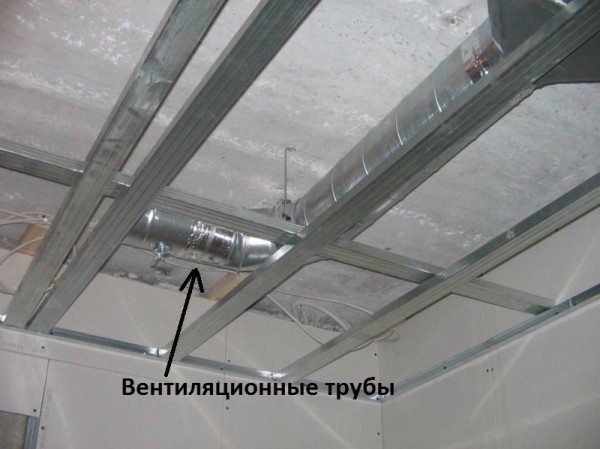 Пример монтажа труб в подвесных потолках