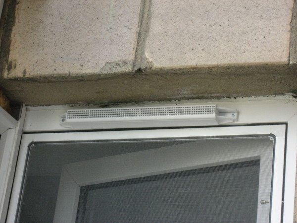 Приточный клапан для монтажа в оконную раму