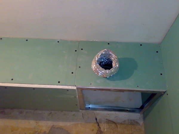 Размещение гофры в коробе из гипсокартона