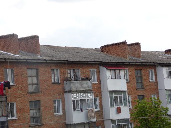 Трубы приточно-вытяжной вентиляции в пятиэтажном здании